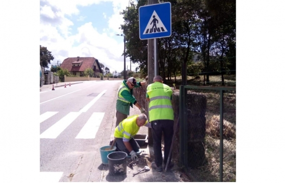 Pintura de lugares para cidadãos com mobilidade reduzida, arranjo de tampa na viela e colocação de sinal de passadeira