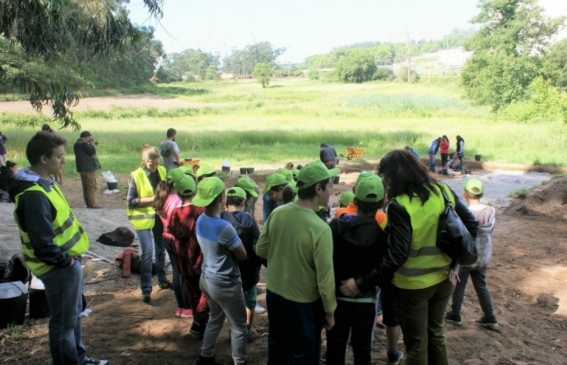 Visita da Escola Básica de Sendim às escavações arqueológicas no Castro de Guifões
