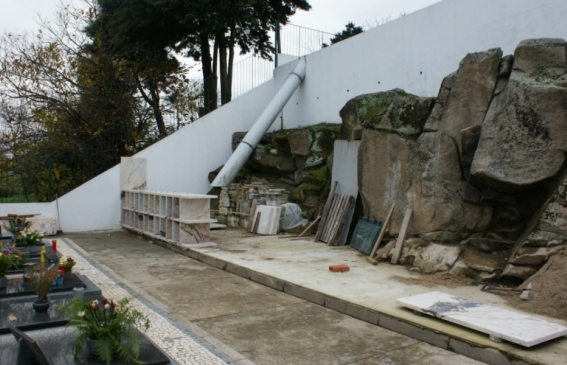 Construção de caixas ossárias no Cemitério Paroquial de Guifões