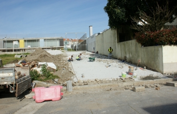 Construção de rampa de acesso ao Centro Escolar Quinta do Vieira em Custóias