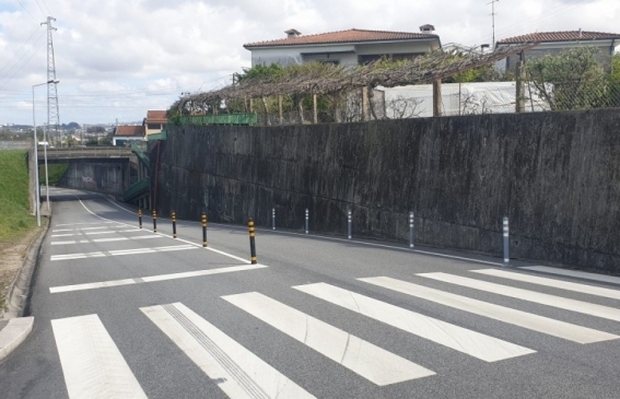Pintura de nova sinalização horizontal e colocação de dissuasores na Rua D. Frei Lopo Pereira Lima