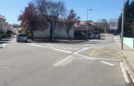 Pintura do pavimento com definição de espaços de estacionamento e alteração de postura de trânsito na Rua Luís Freitas Branco